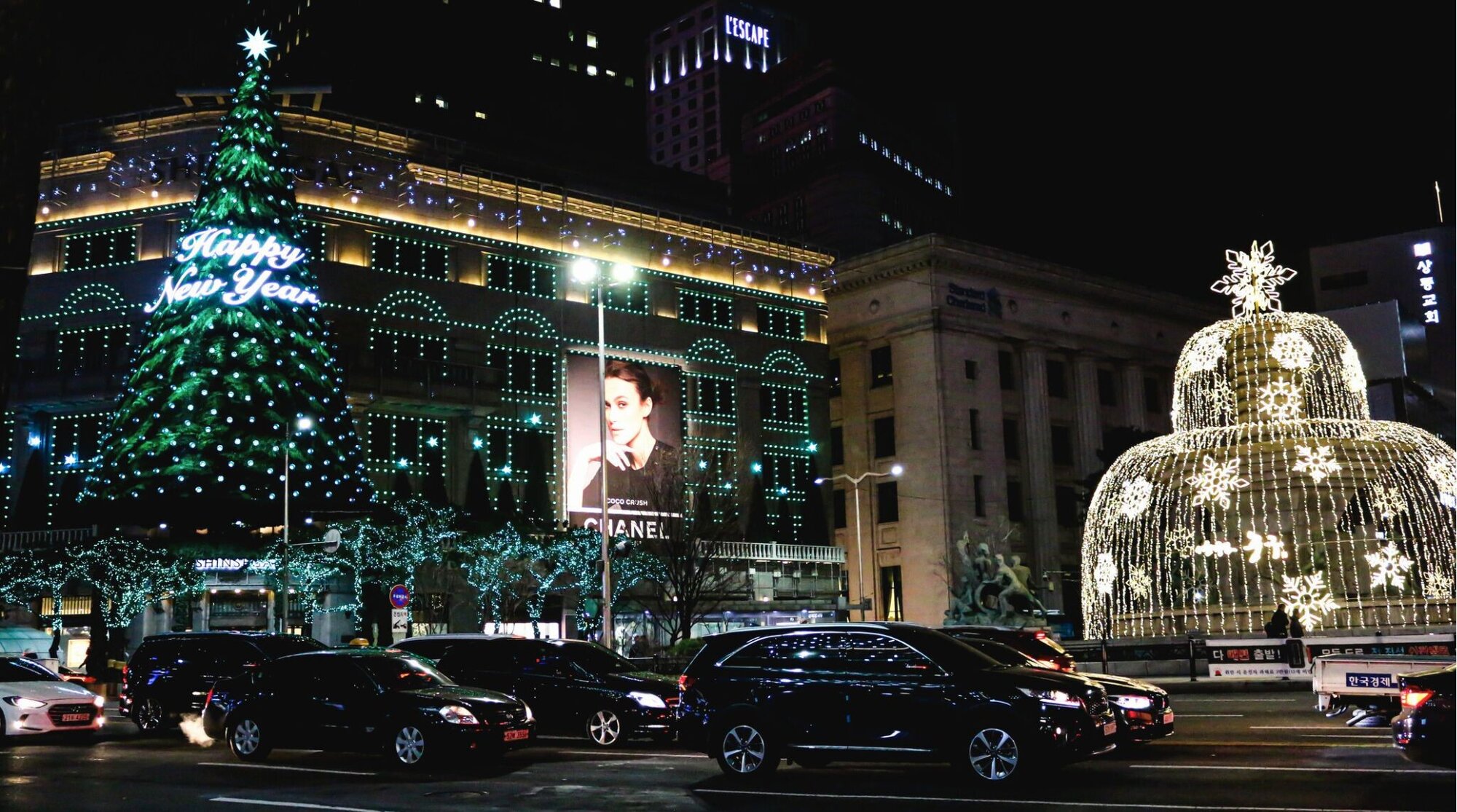Bairro movimentado de Myeong-dong em Seul com decoração natalina no fim do ano de 2018.
