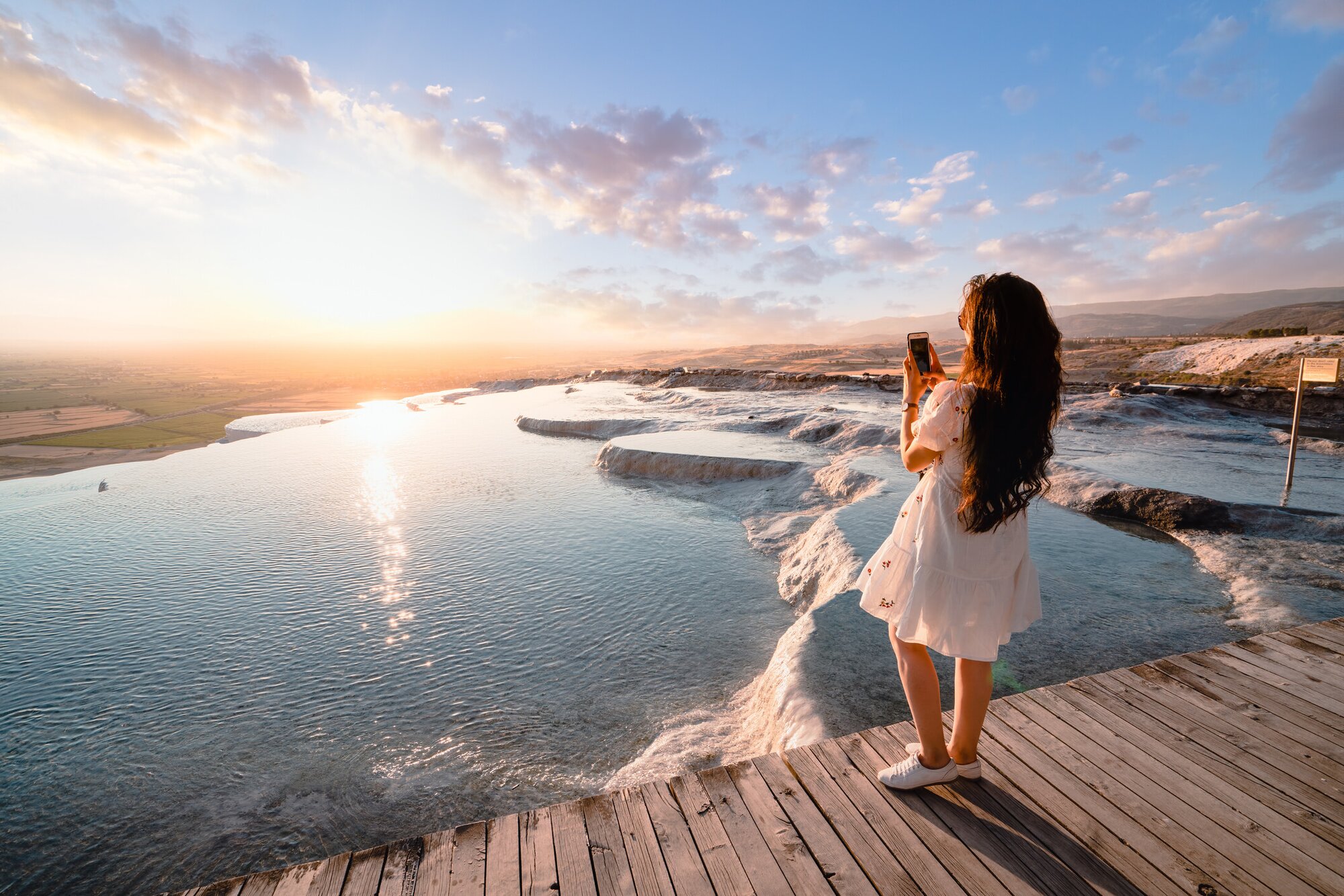 Frau mit SIM-Karte in der Türkei