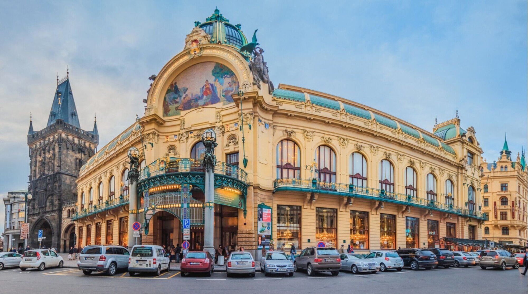 O que fazer em Praga, República Tcheca: Edifício em estilo art nouveau, a Casa Municipal, que abriga teatro e ópera, localizado na Praça da República.