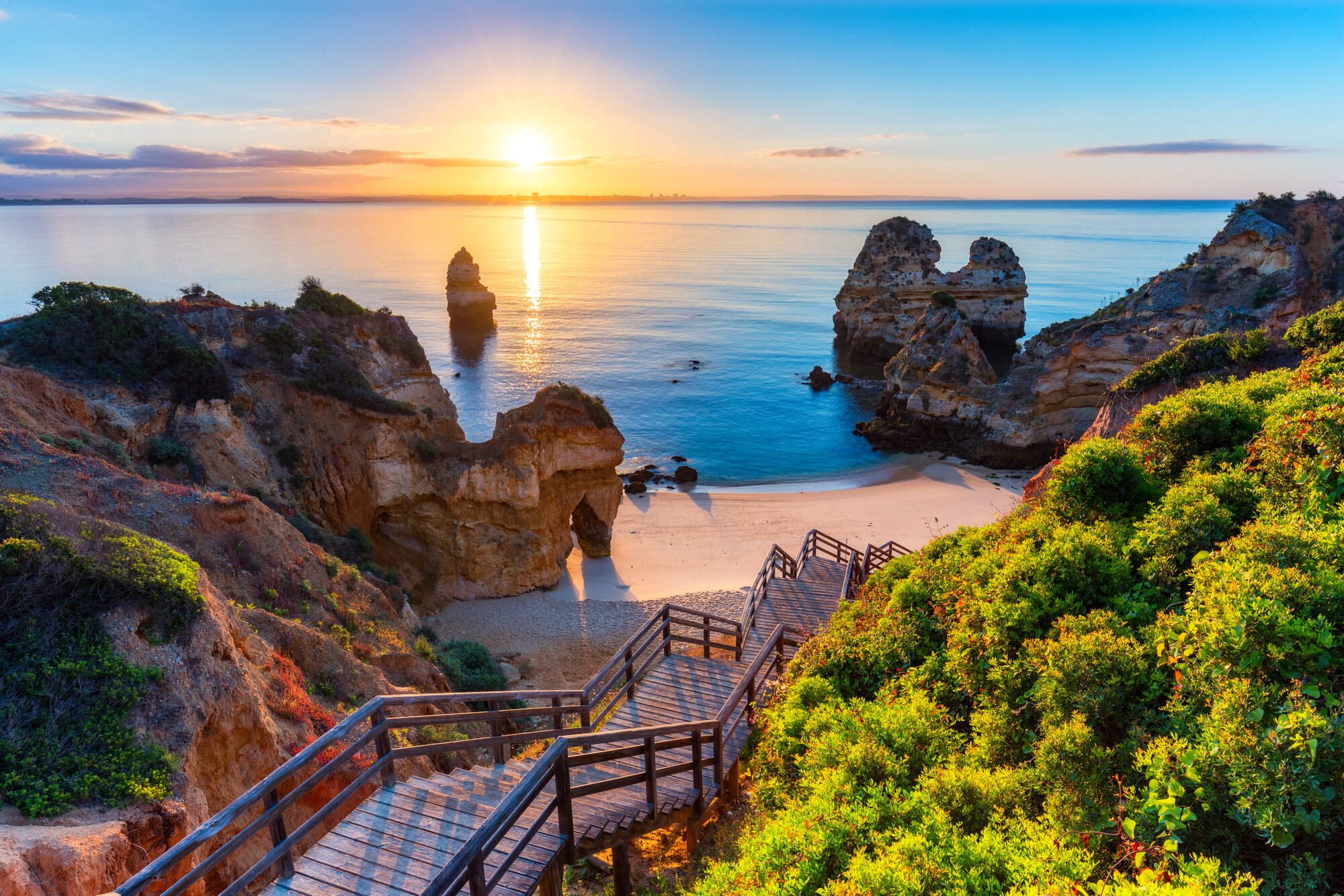 Europa im Oktober: Camilo Beach (Praia do Camilo) an der Algarve, Portugal mit türkisfarbenem Meer im Hintergrund.