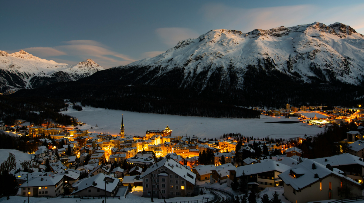 Lago, cidade e montanhas em St. Moritz, Suíça