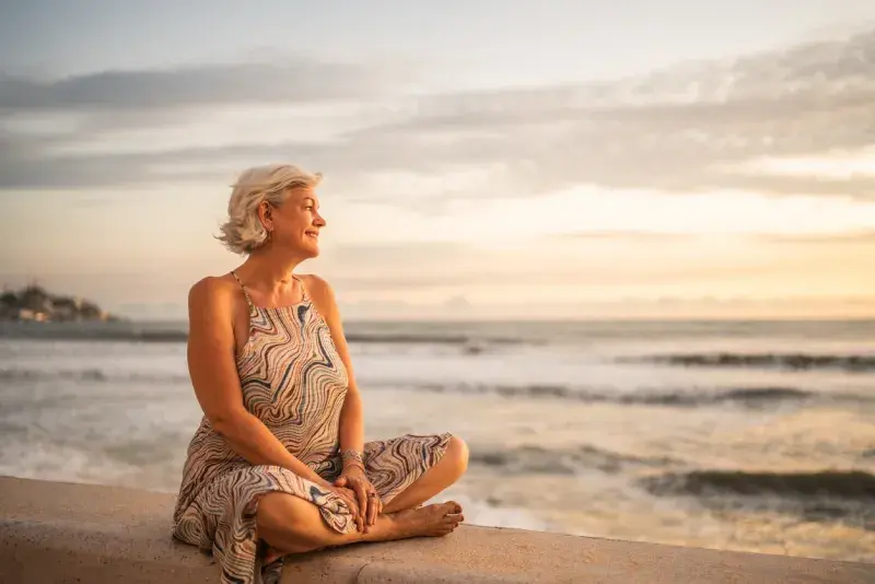 Viajera disfrutando el atardecer en la costa de México, conectada y sin sorpresas en la factura