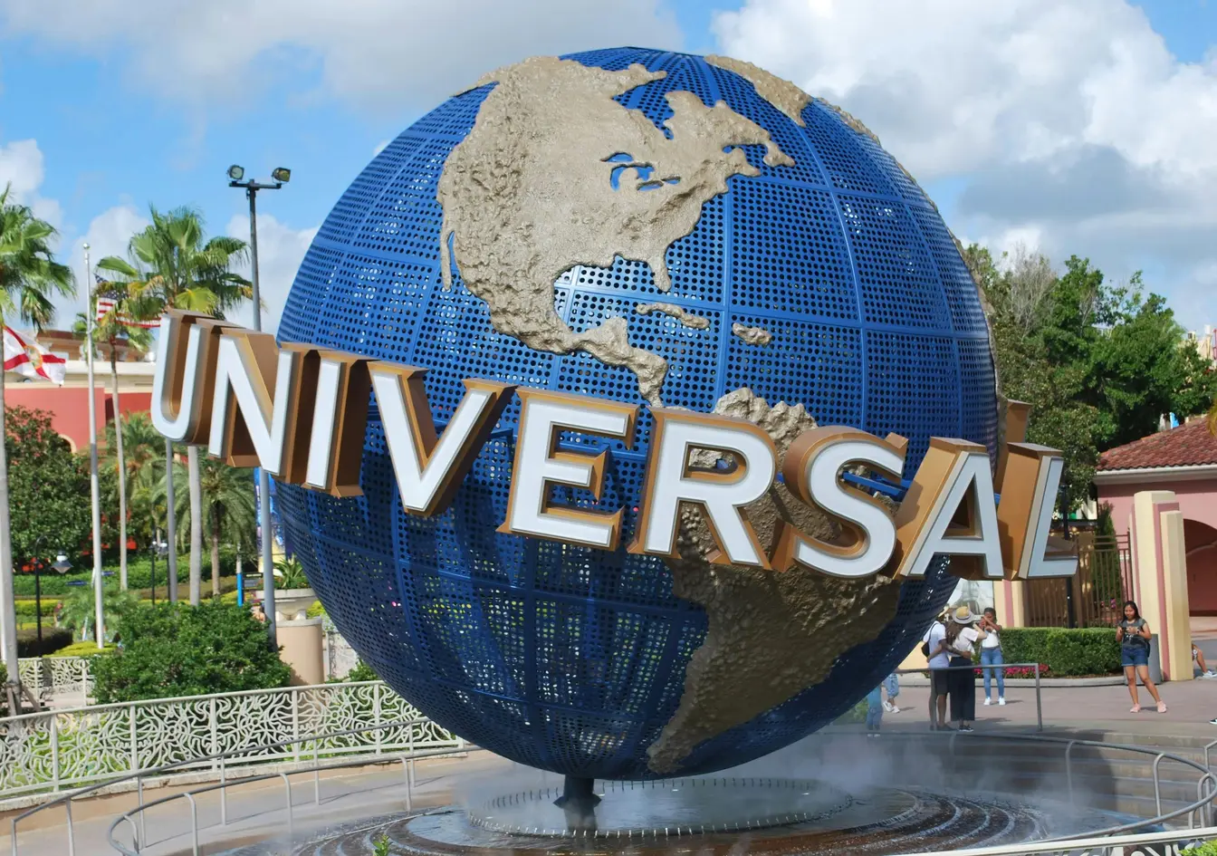 Imagen del característico globo terráqueo de Universal situado dentro del parque para ilustrar las Halloween Horror Nights en Universal Studios.