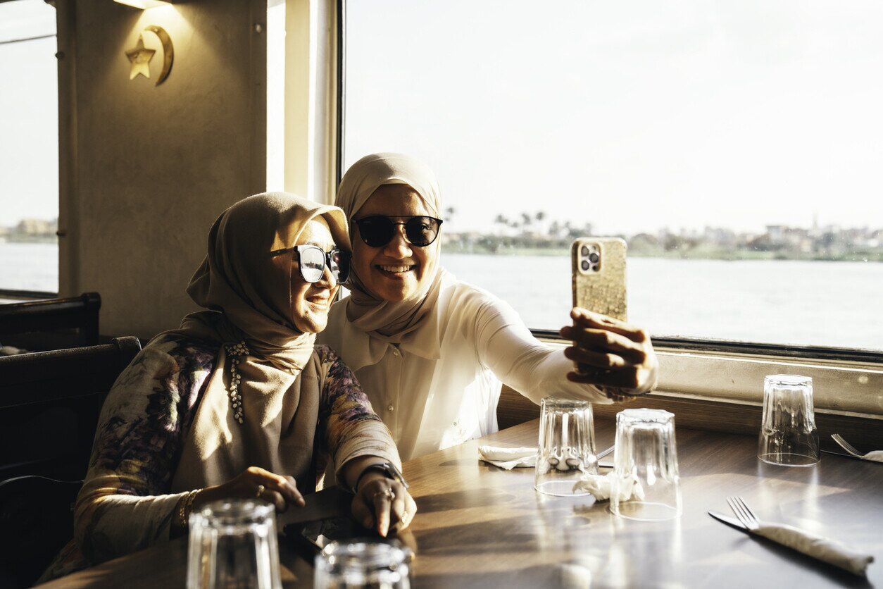 Frauen mit eSIM in Ägypten