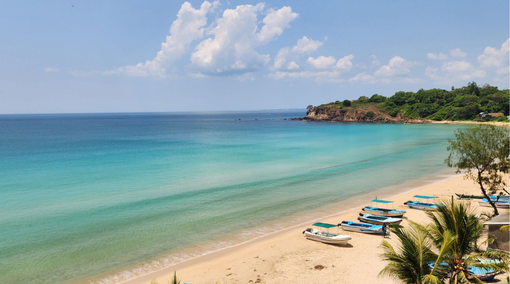 Plage tropicale à Trincomalee sur la côte est du Sri Lanka