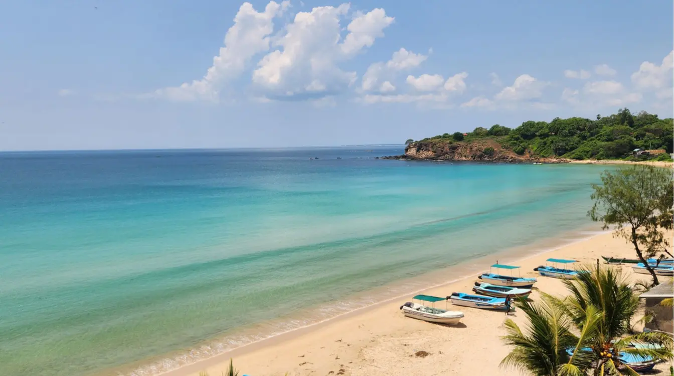 Plage tropicale à Trincomalee sur la côte est du Sri Lanka