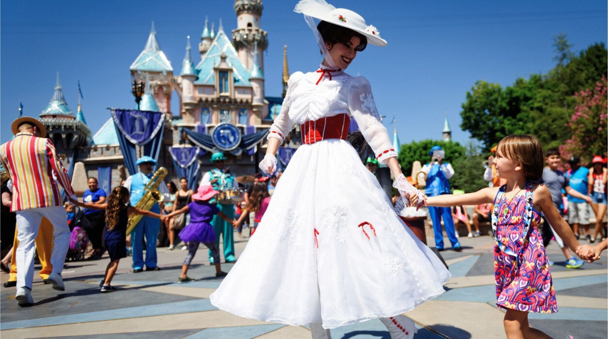 Crianças com personagens na Disneyland