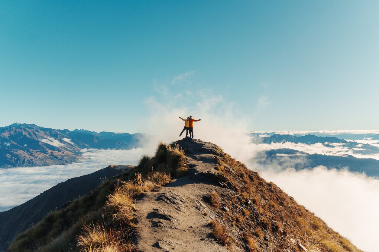 Zwie Personen auf einem Berg in Neuseeland