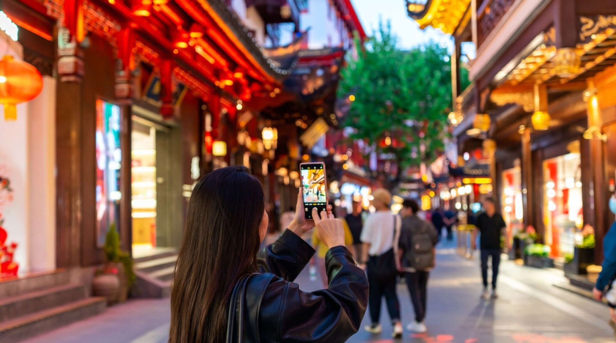 touriste avec son téléphone en main dans une rue en Chine
