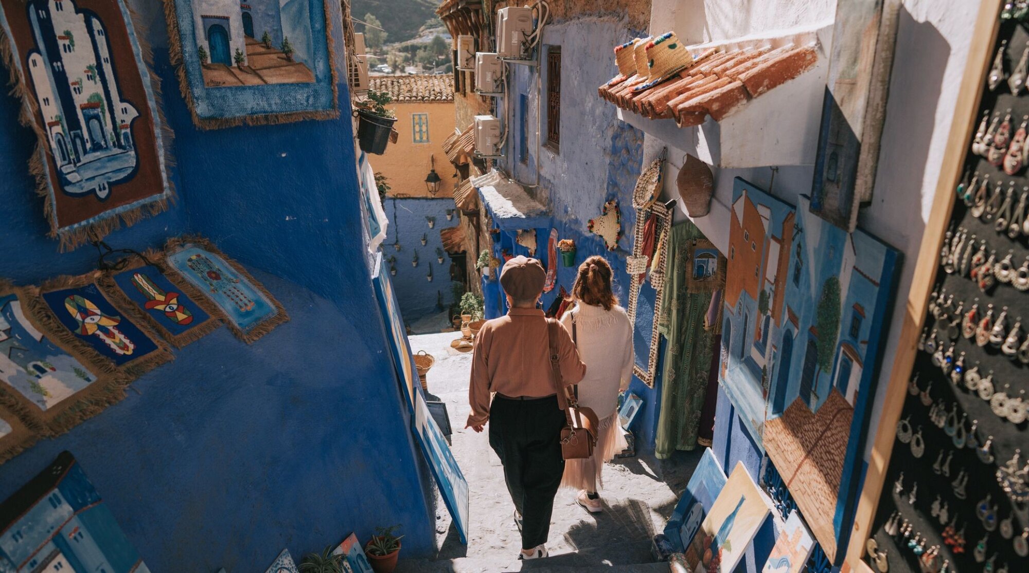 2 touristes au souk a chefchaouen, maroc