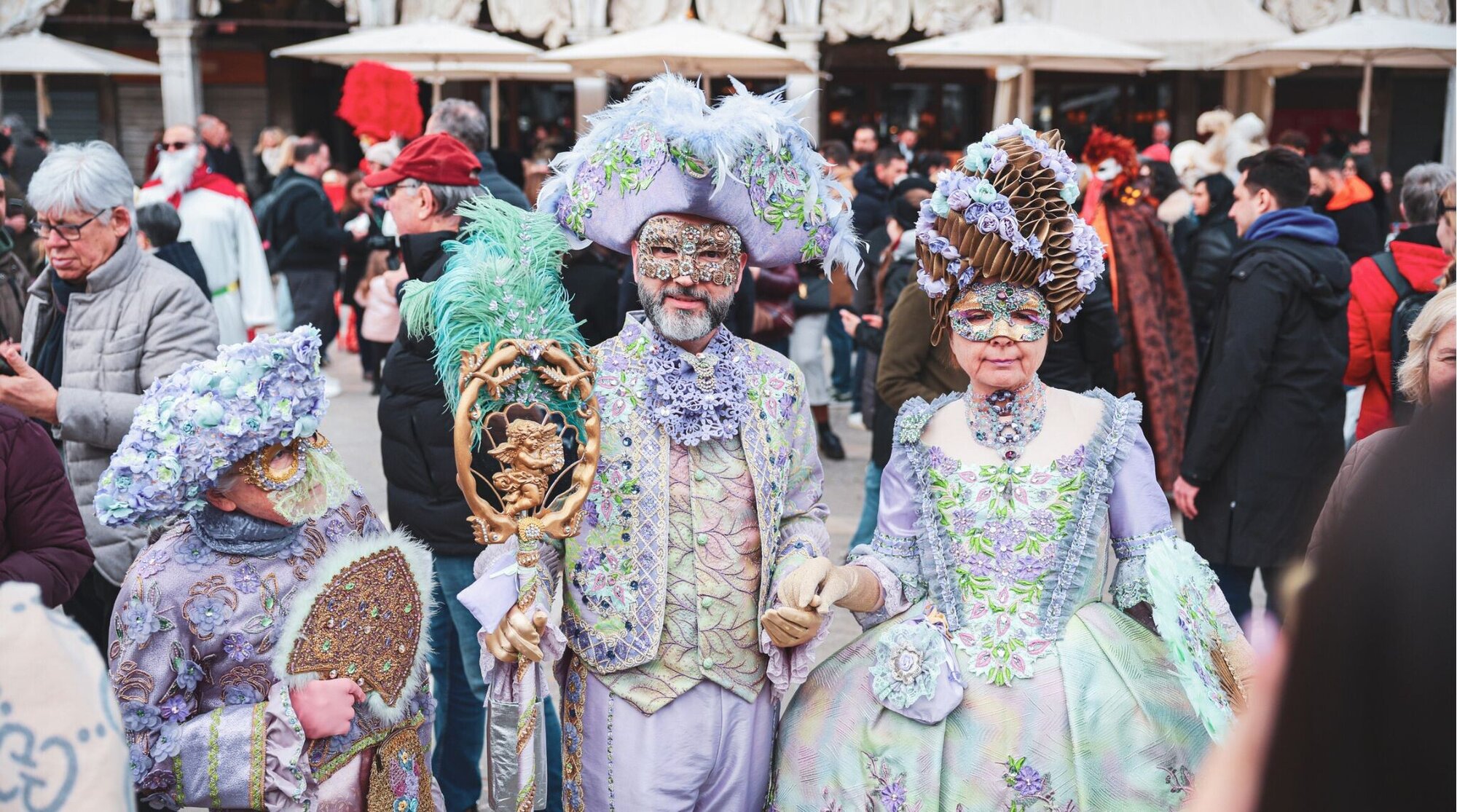 1º de março de 2025: Pessoas com trajes elaborados e máscaras deslumbrantes definem a atmosfera vibrante do carnaval de Veneza.