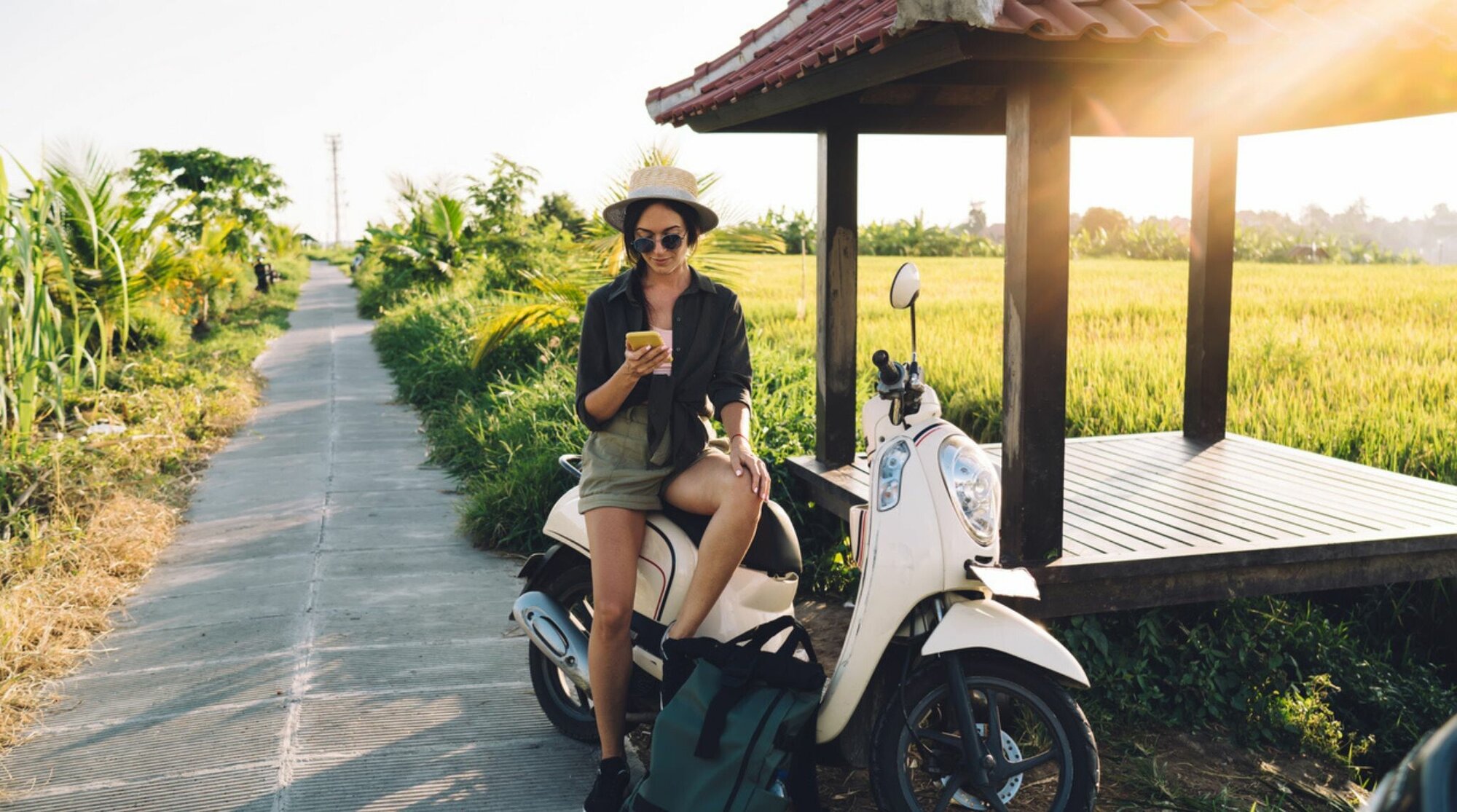 femme sur scooter a bali utilisant son forfait data avec une esim de voyage