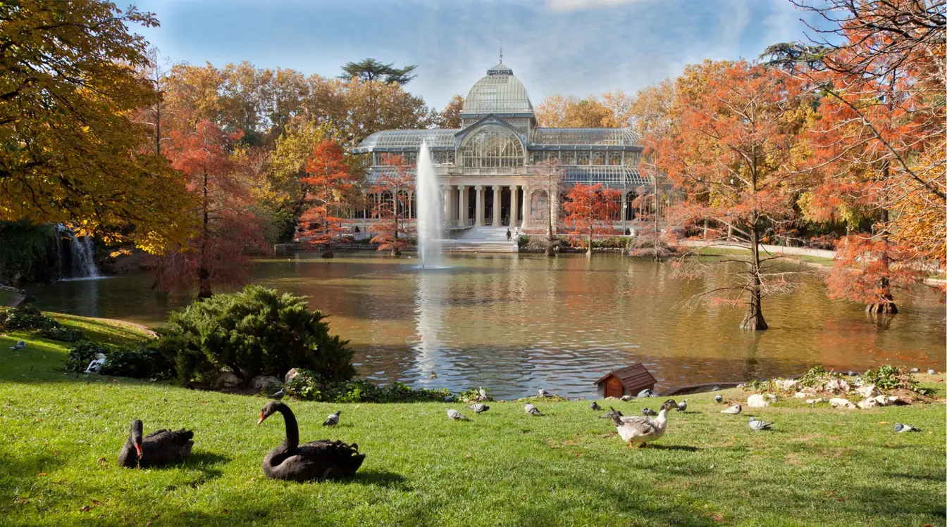 Palais de Cristal au bord de son bassin dans le parc du Retiro à Madrid.