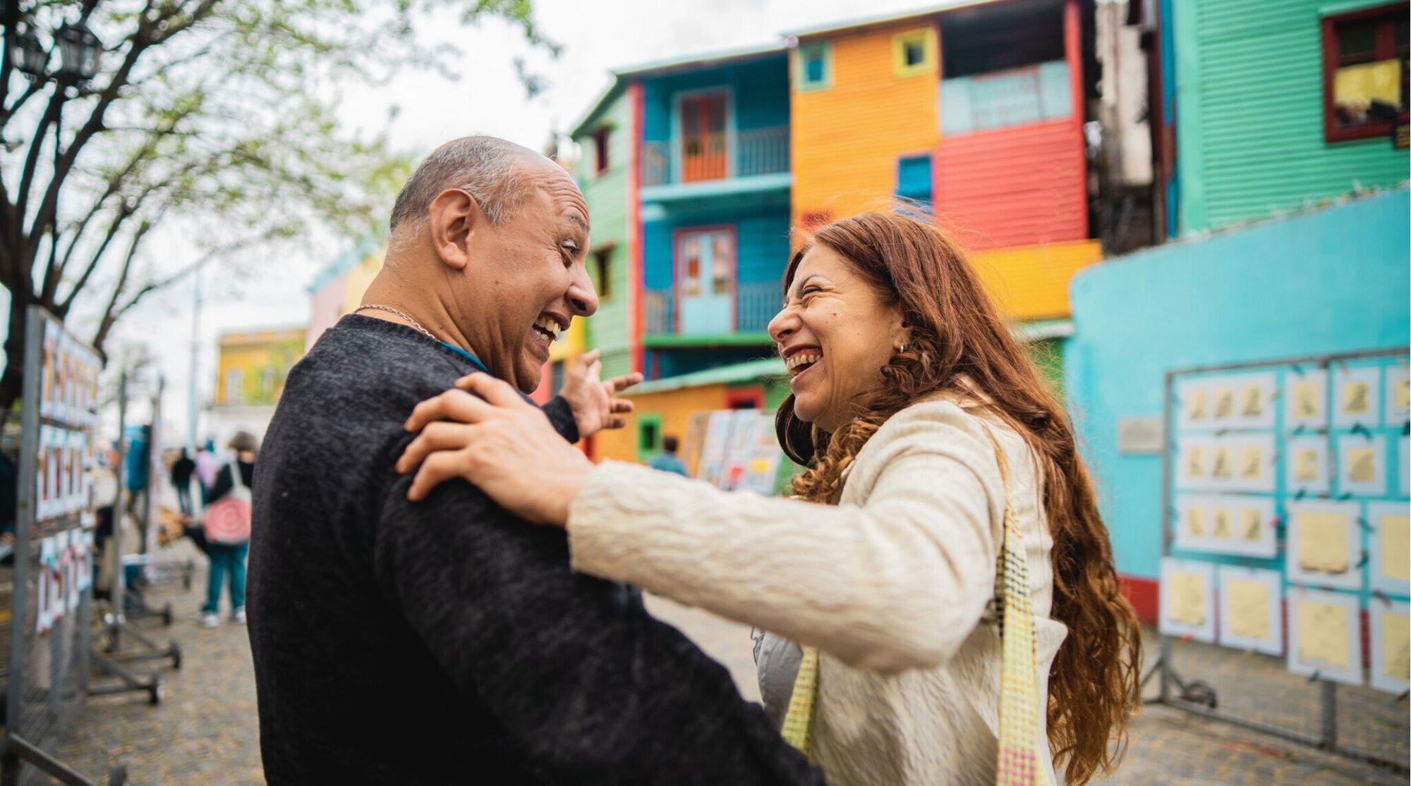 Casal de turistas no Caminito, em buenos aires