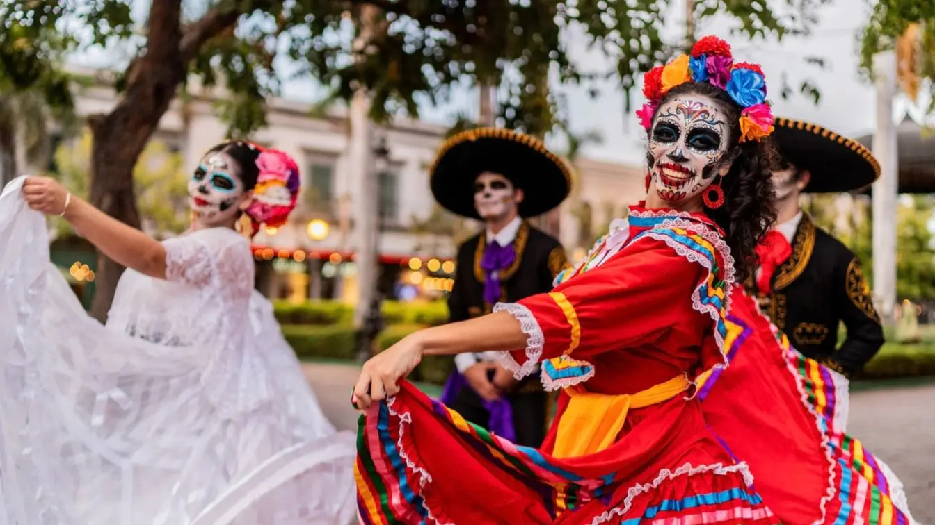 Jeune femme célébrant le Día de los Muertos au Mexique