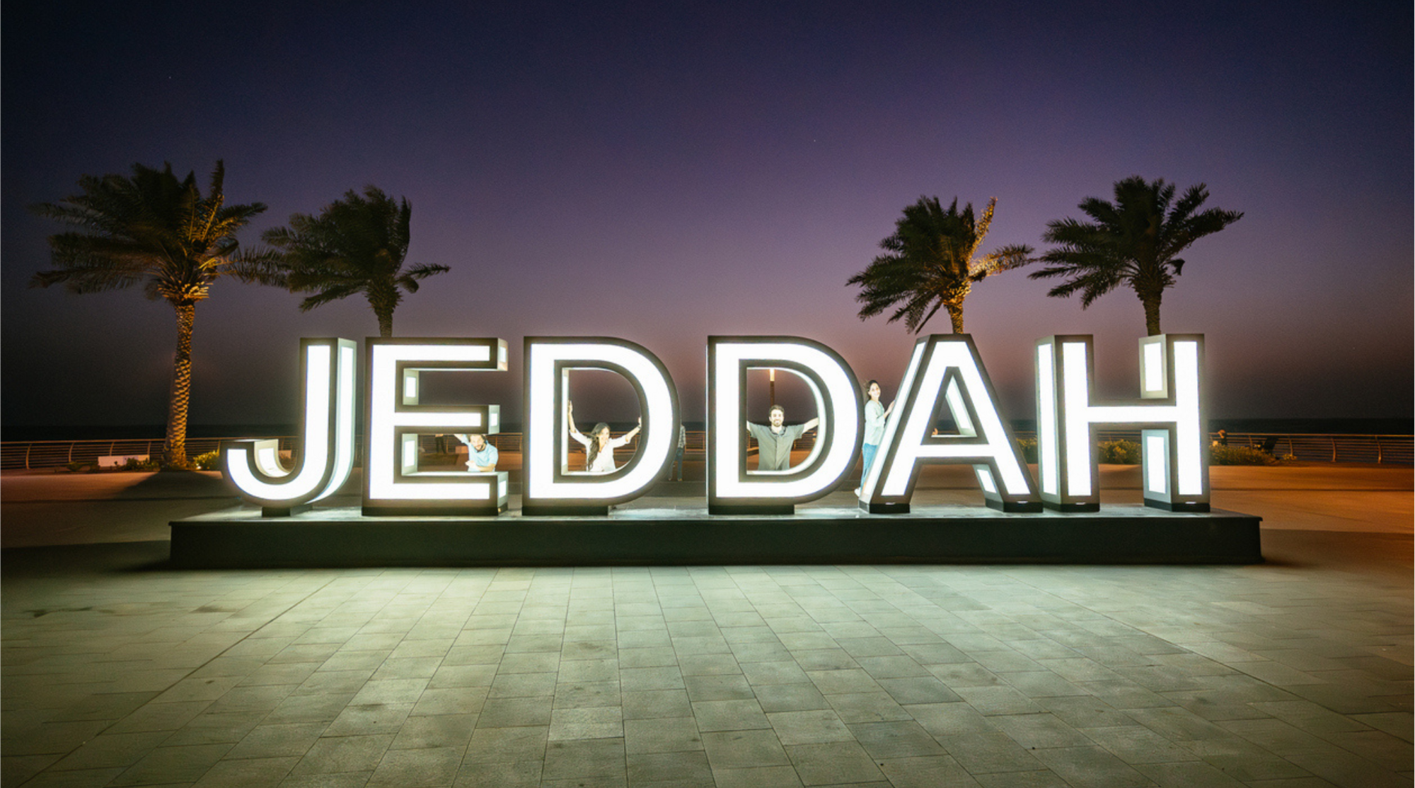 لافتة كبيرة تحتوي على كلمة جدة بالإنجليزية