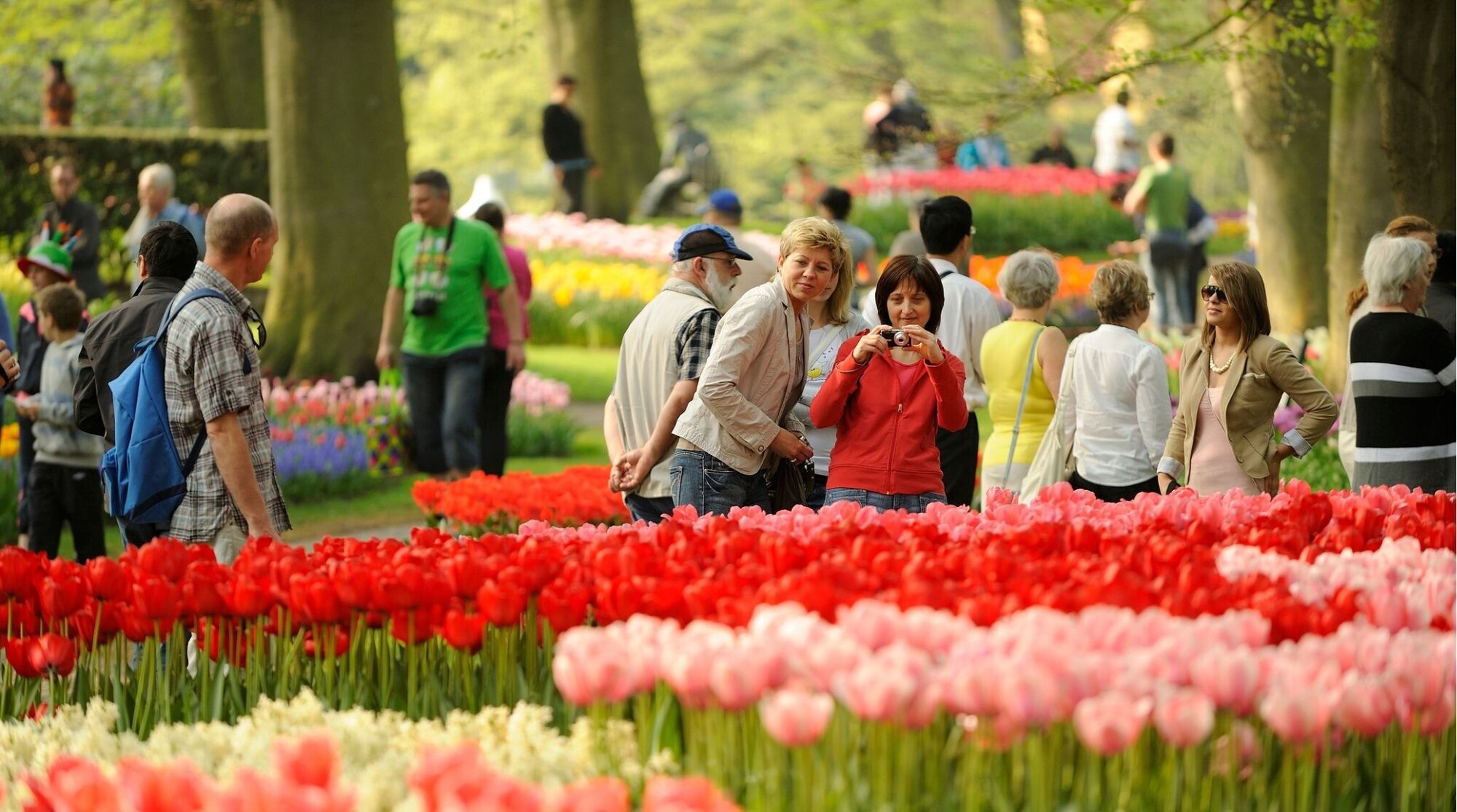 Turistas visitando o parque de flores Keukenhof nos Países Baixos.