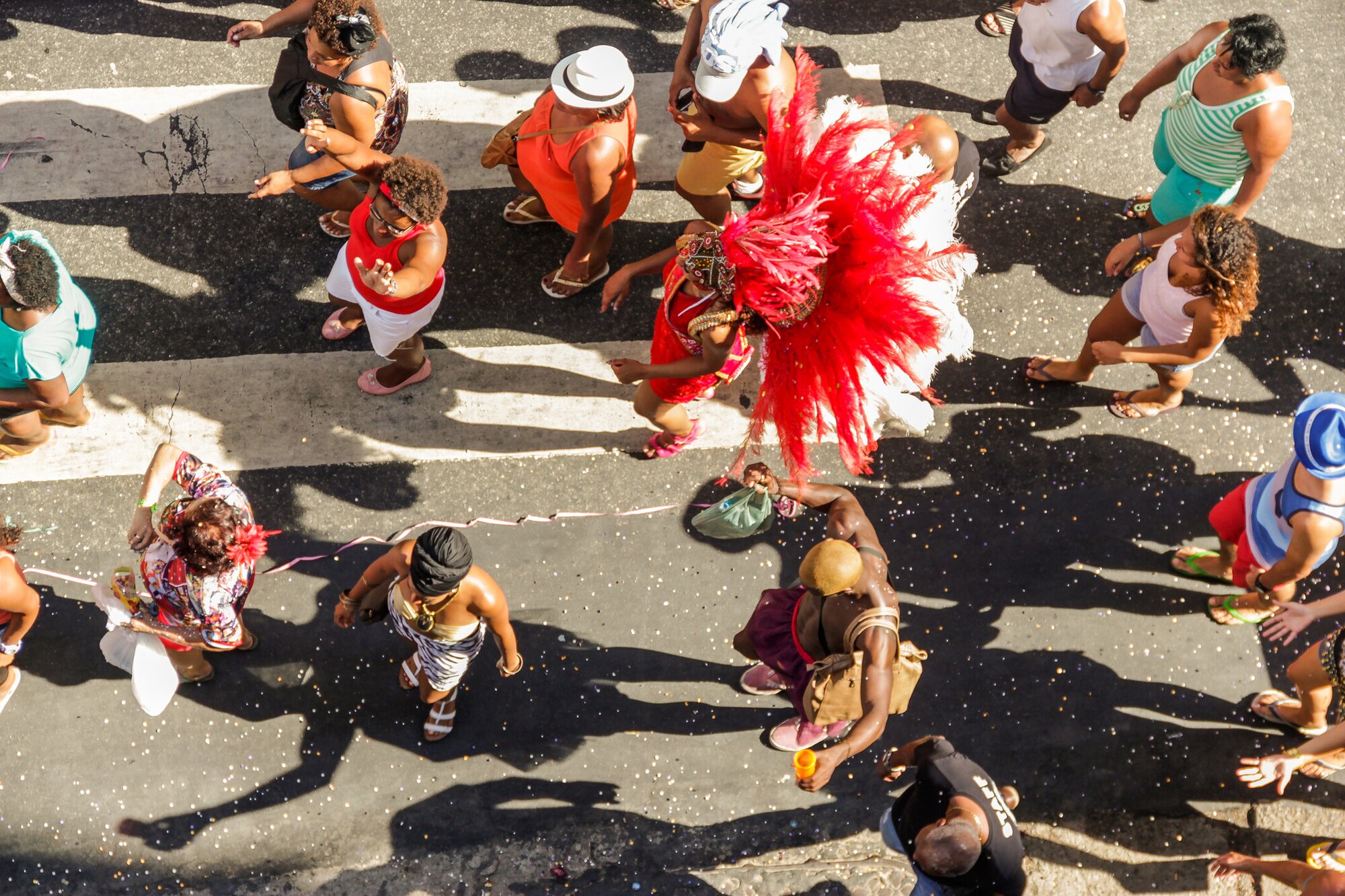 Menschen tanzen beim Karneval in Rio auf der Straße und haben Spaß
