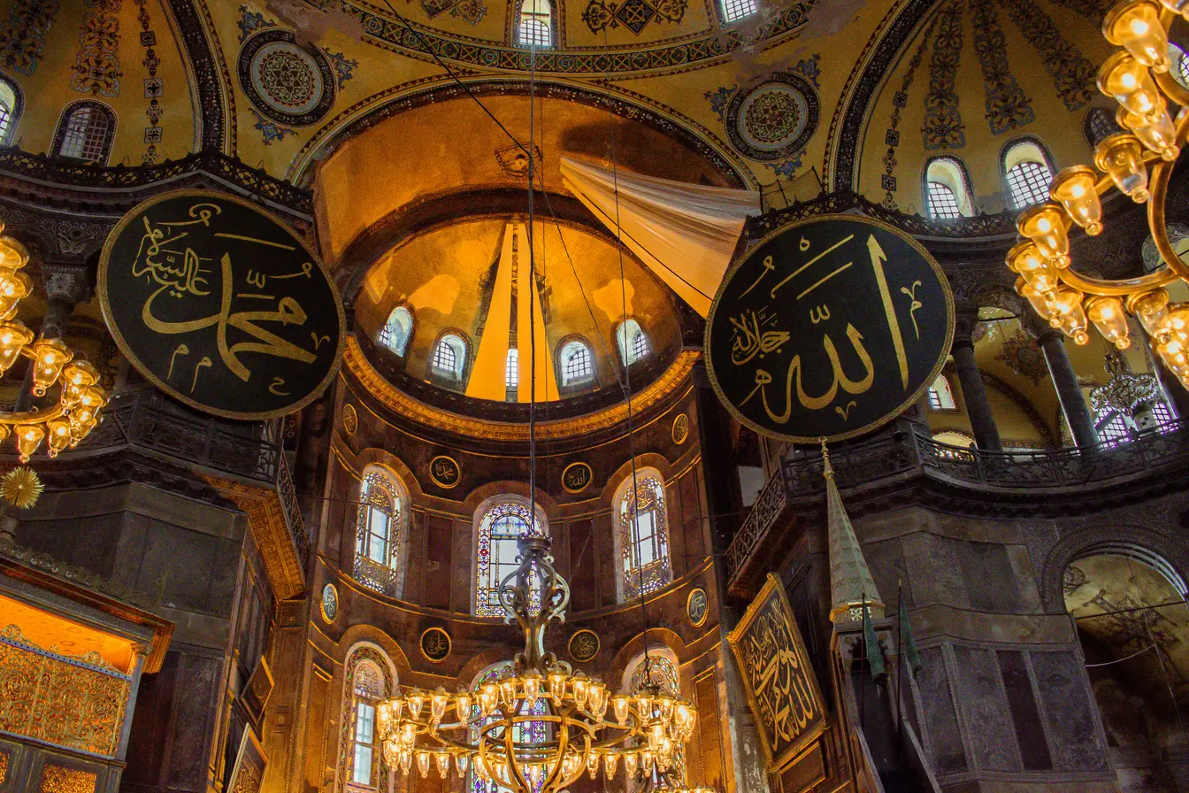 Imagen del interior de la Mezquita de Santa Sofía para ilustrar qué hacer en Estambul.