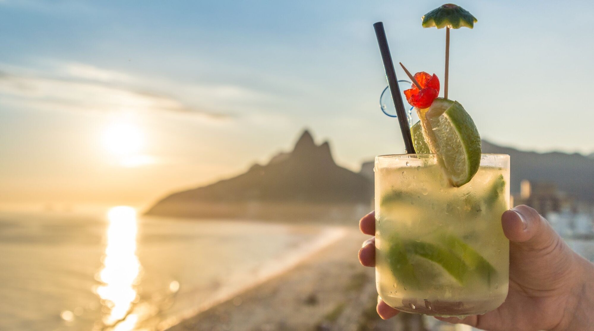 verre de caipirinhas au coucher de soleil a Rio de Janeiro