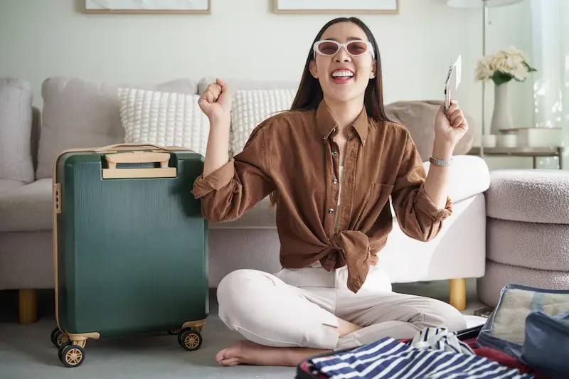 海外旅行用スーツケースのパッキングをする女性