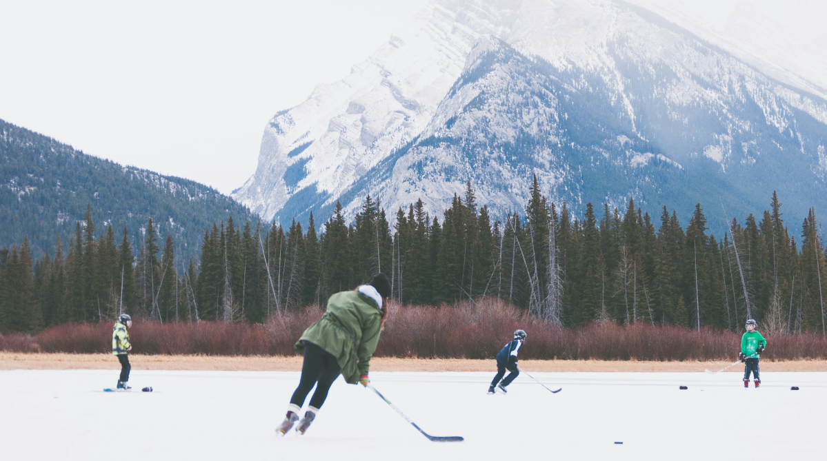 Pessoas jogando hóquei em um lago em Banff, Canadá