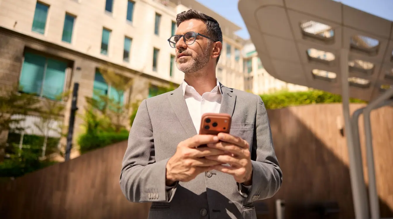 Voyageur d’affaires dans le quartier des affaires de Dubaï