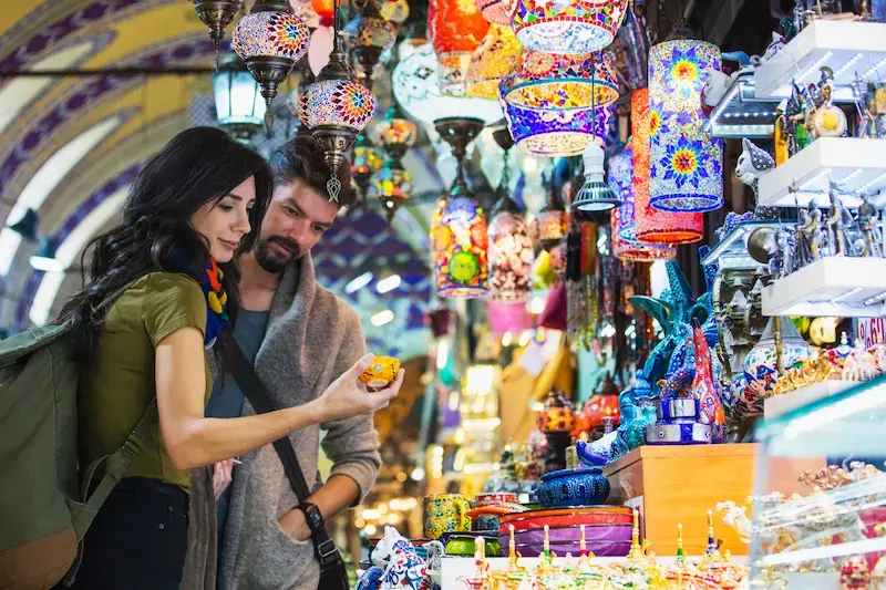Pareja comprando en el Gran Bazar de Estambul.