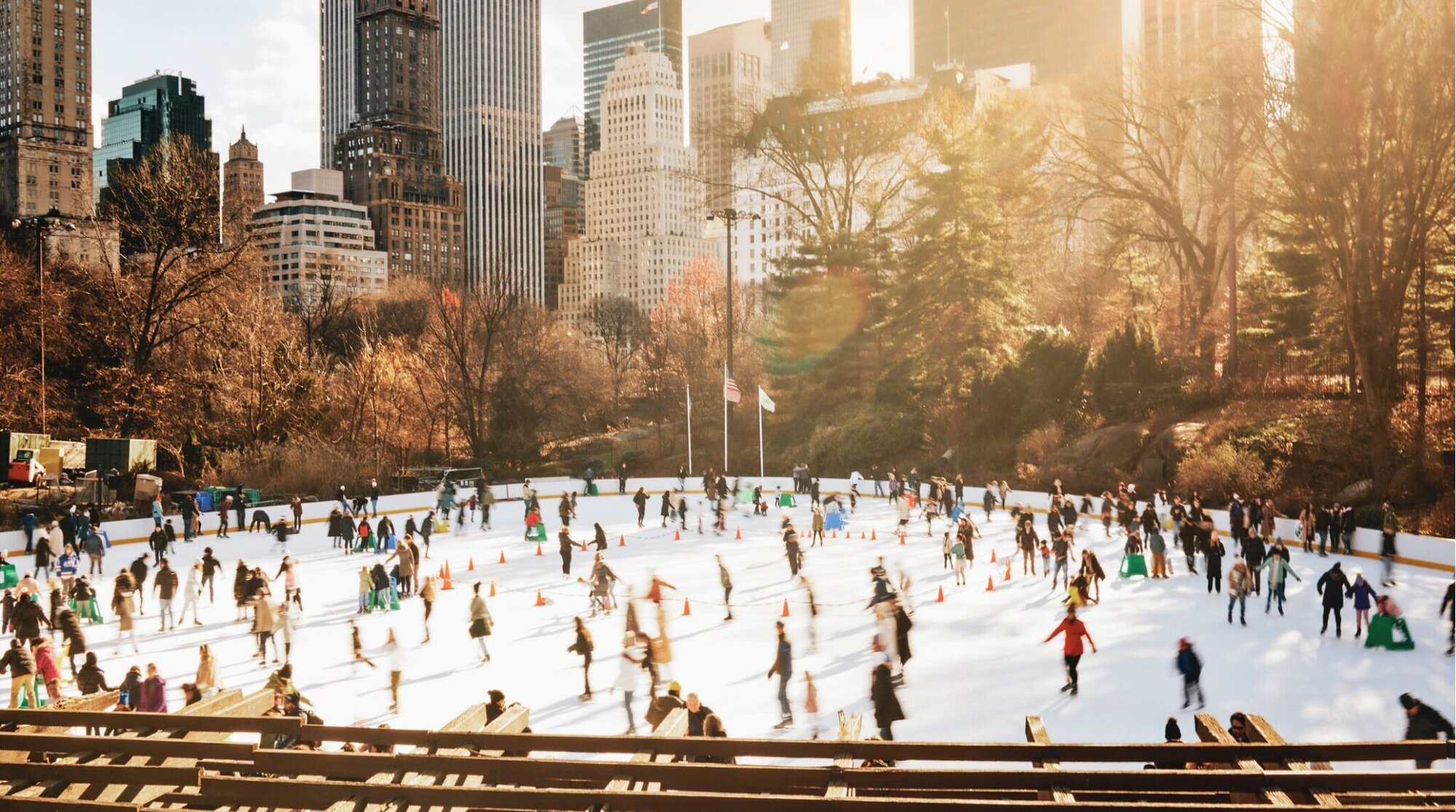 Para onde viajar em dezembro: Nova York. Vista aérea do Central Park em Nova York durante o inverno com vários patinadores no gelo.
