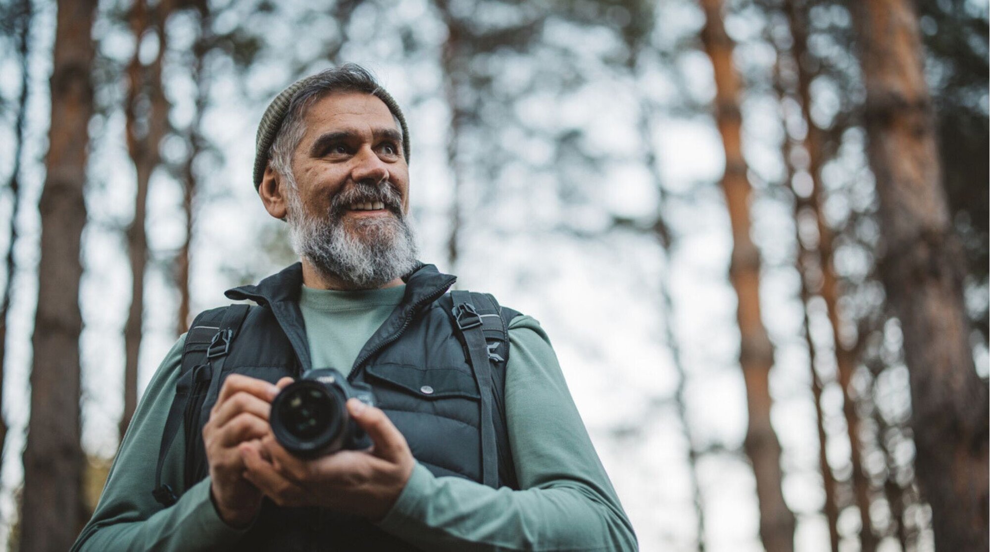 Câmera DSLR profissional com uma lente grande.
