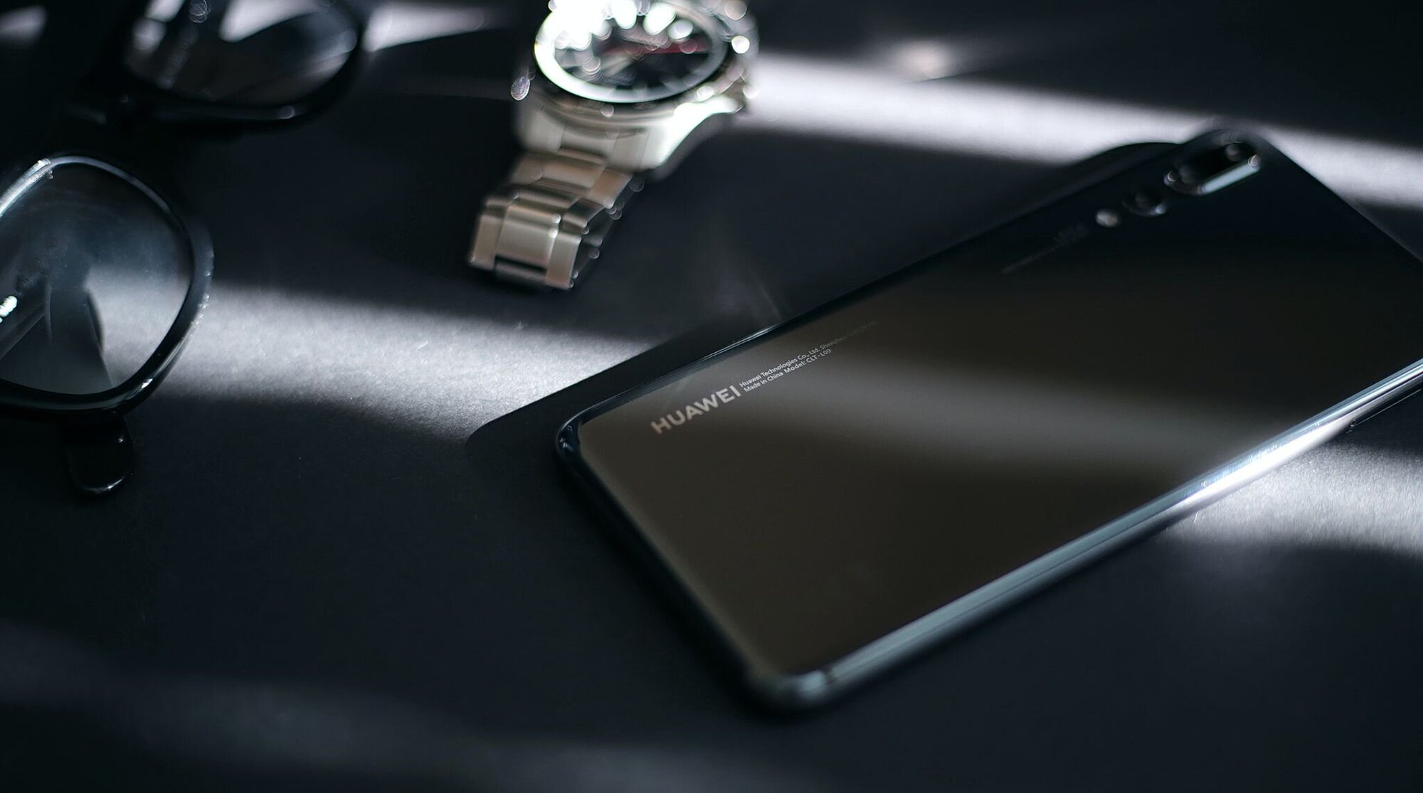 Телефон Huawei на столе