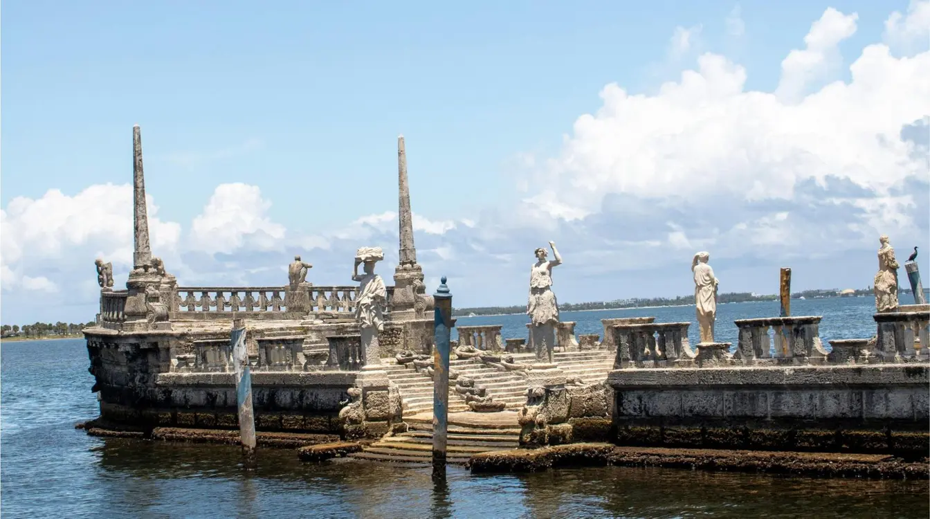 A orla do Vizcaya Museum and Gardens em Miami apresenta uma barcaça de pedra única, projetada para se assemelhar a um navio.