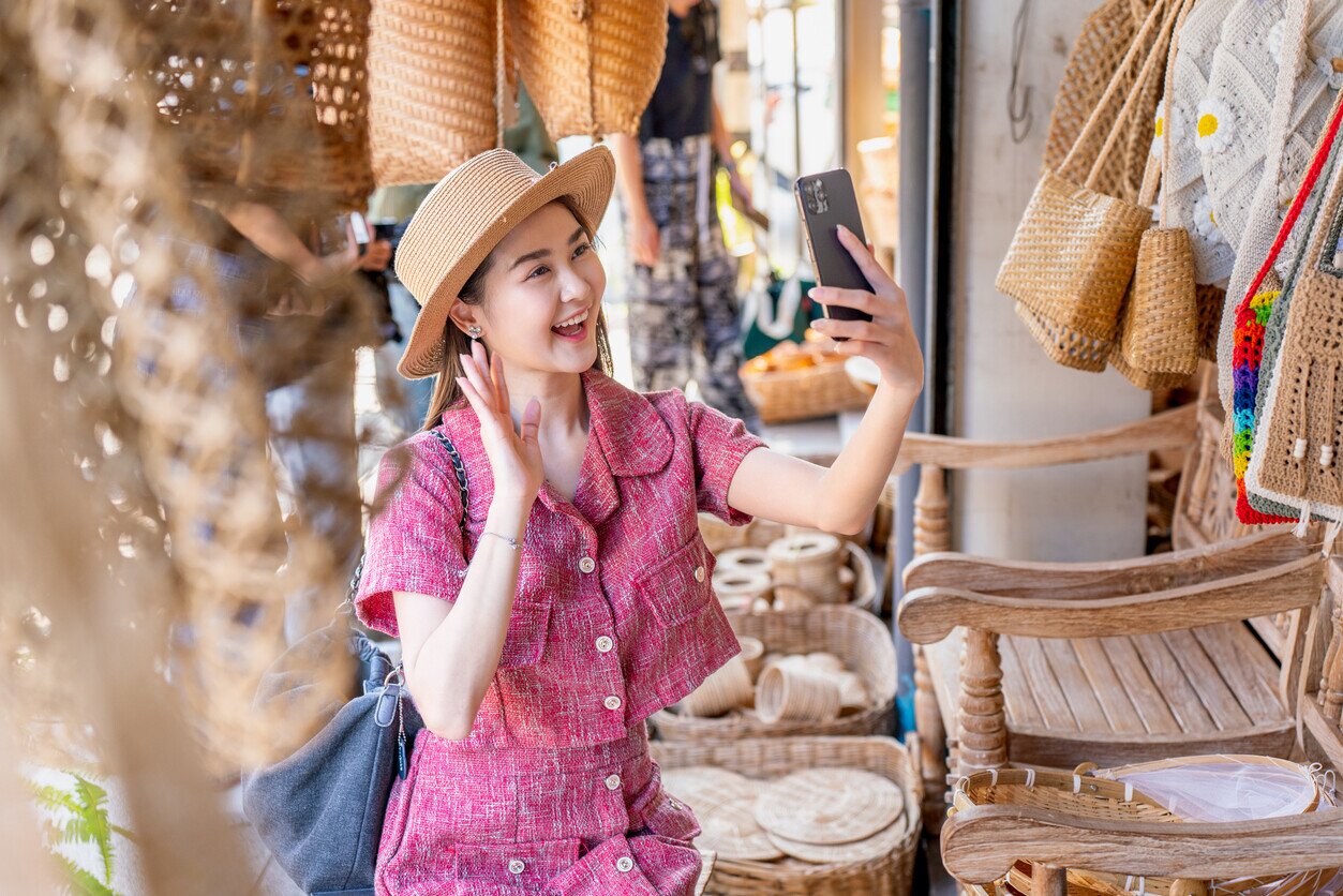 Frau auf Reisen mit mobilen Daten