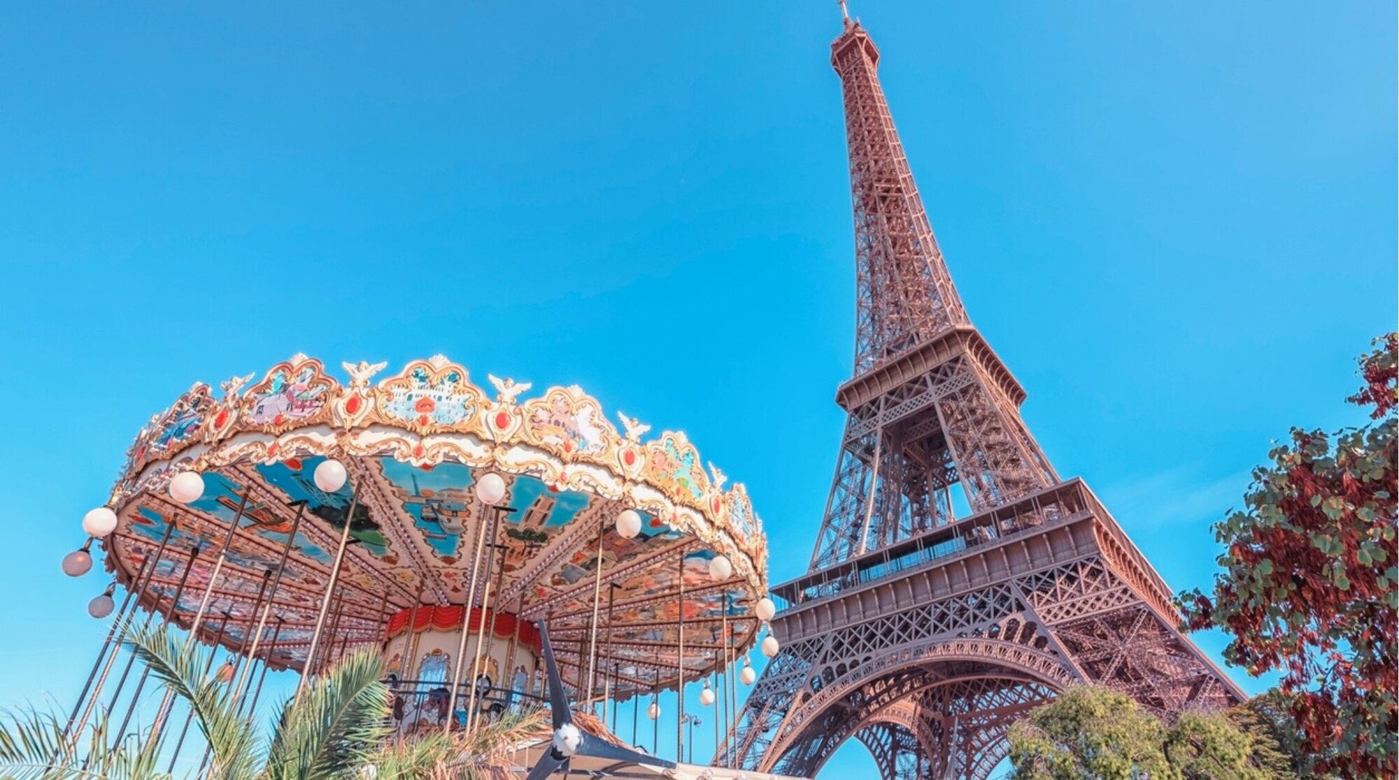  Disneyland París durante el invierno con cielo despejado y ambiente festivo en el parque.