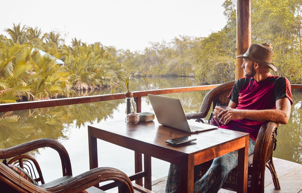 Mann mit der besten eSIM für Vietnam