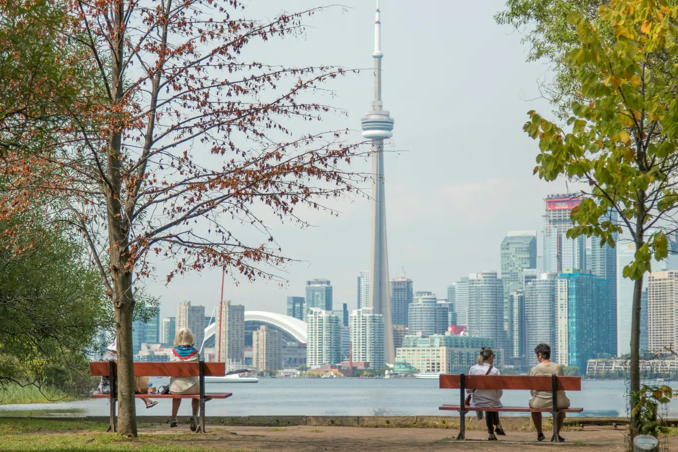 Imagen desde un parque que muestra el skyline de Toronto al fondo con la Torre CN en el centro para ilustrar Toronto tips.