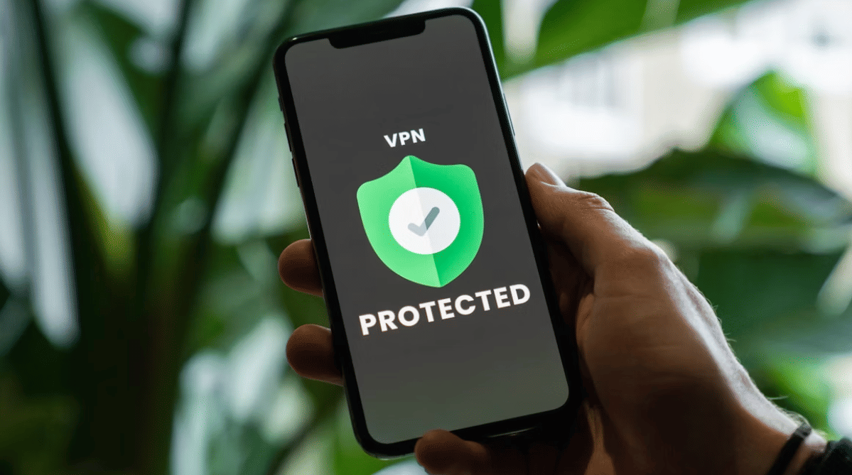 téléphone dans la main avec un VPN activé