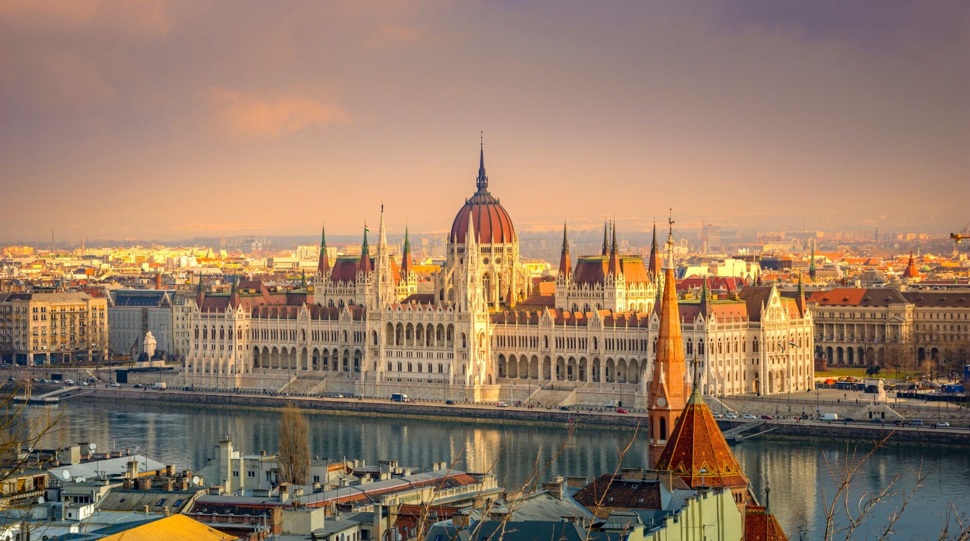 Vista del Parlamento di Budapest per un addio al celibato in Europa