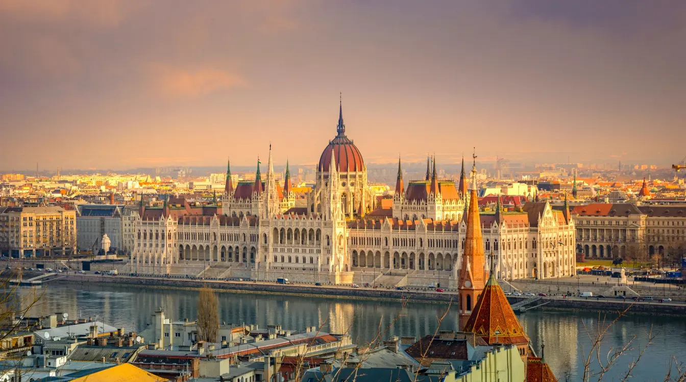 Vista del Parlamento di Budapest per un addio al celibato in Europa