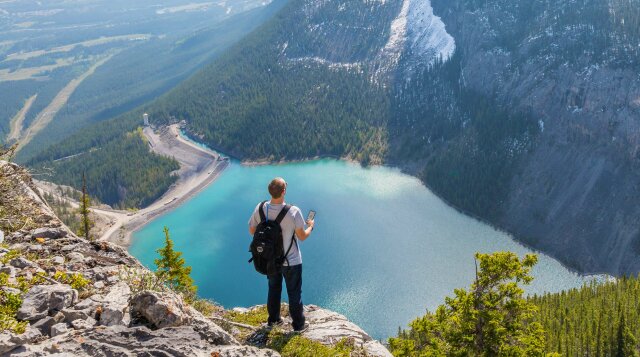 Best International Roaming Plans in Canada: The Big 3 vs eSIMs