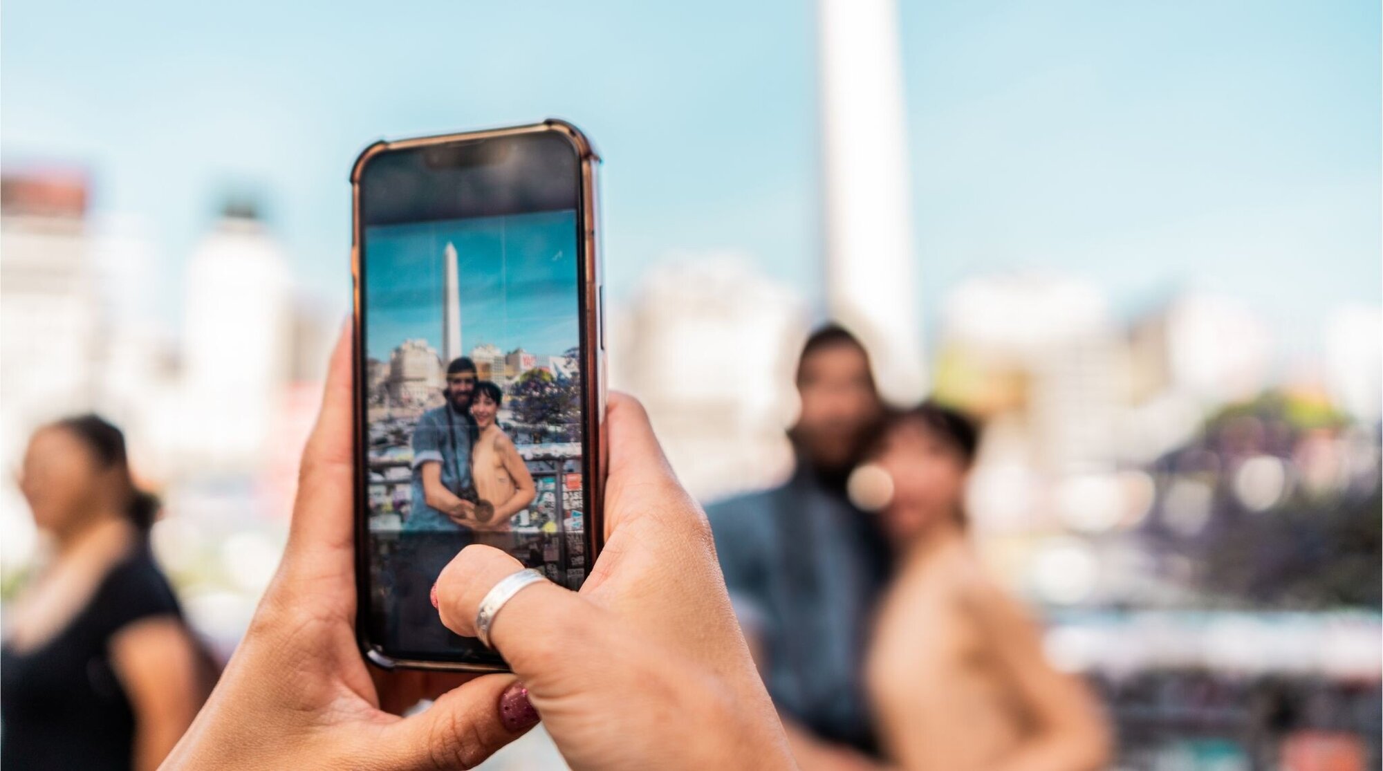 close de um casal de turistas sendo fotografado em Buenos Aires, Argentina.