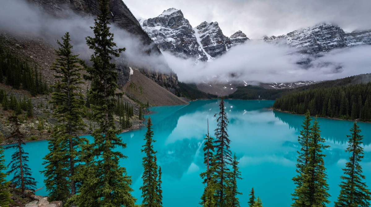 Lago Moraine com montanhas ao fundo