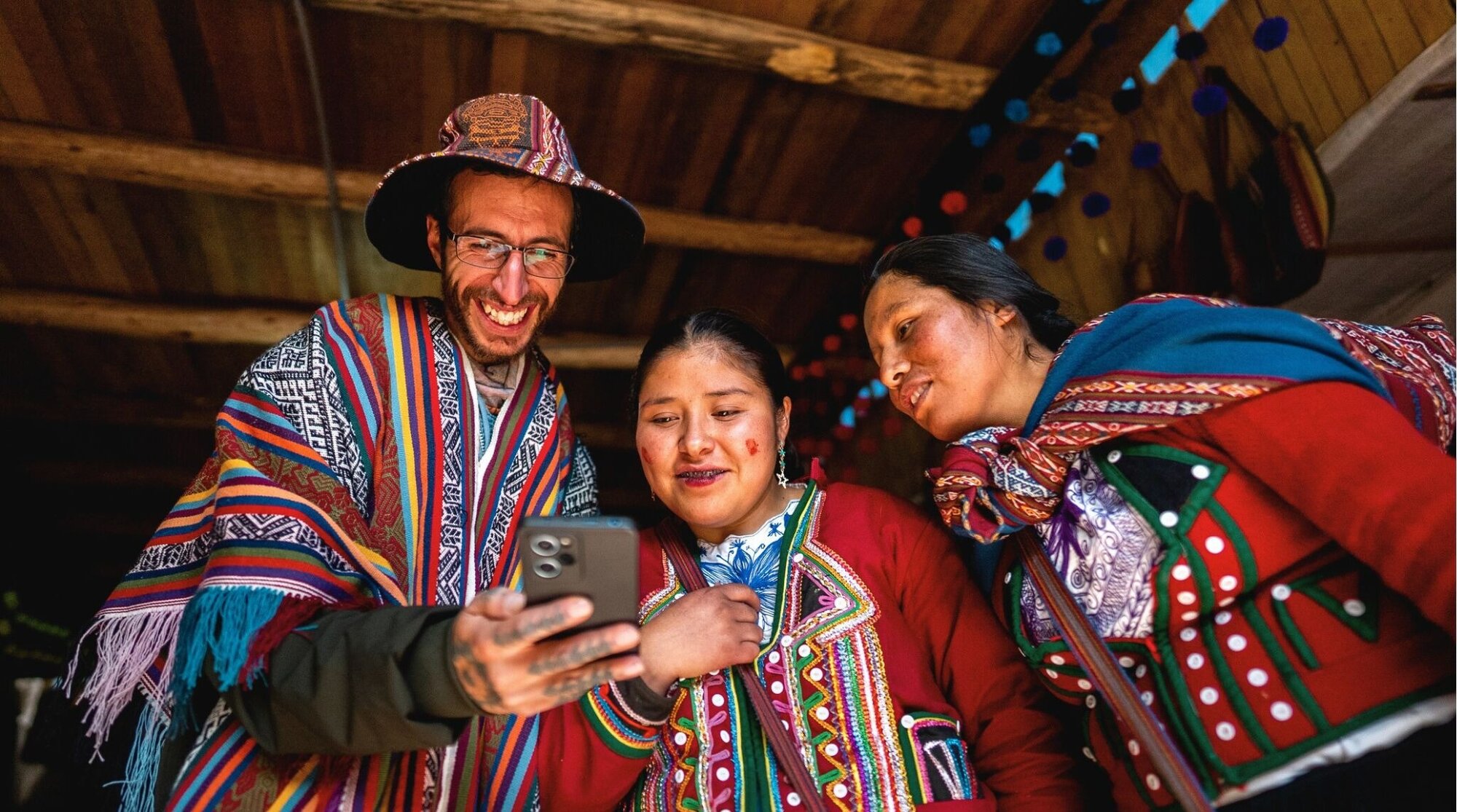 Viajeros revisando el móvil juntos para confirmar compatibilidad eSIM y activar un plan de datos.