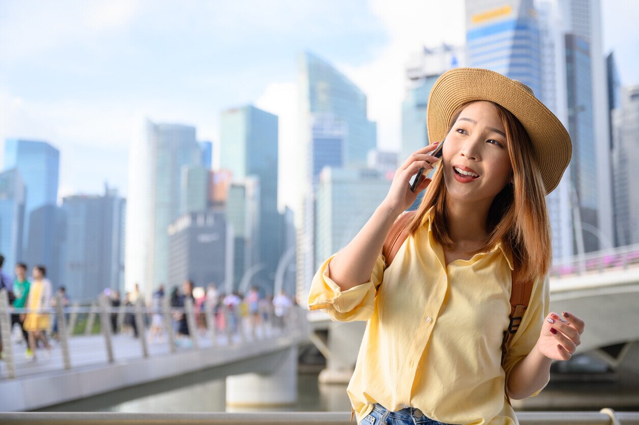 Frau in Singapur mit der besten eSIM