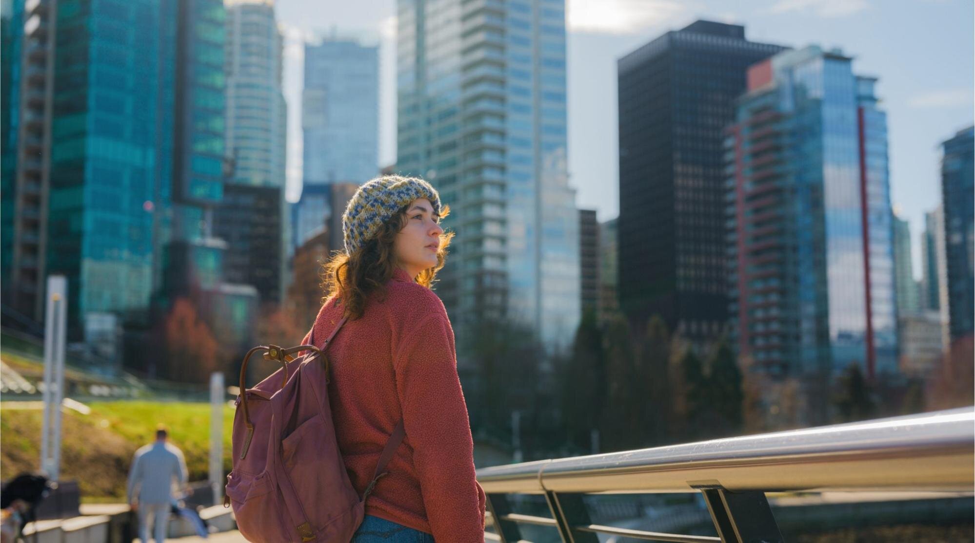 Turista andando ao longo da orla na cidade de Vancouver na primavera.