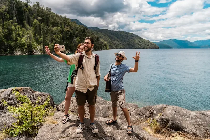 Grupo de viajeros tomándose una selfie durante un viaje internacional