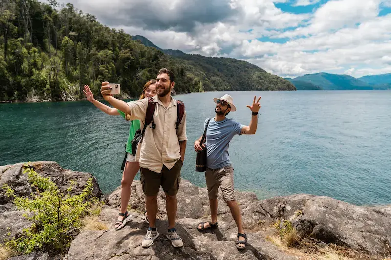 Grupo de viajeros tomándose una selfie durante un viaje internacional