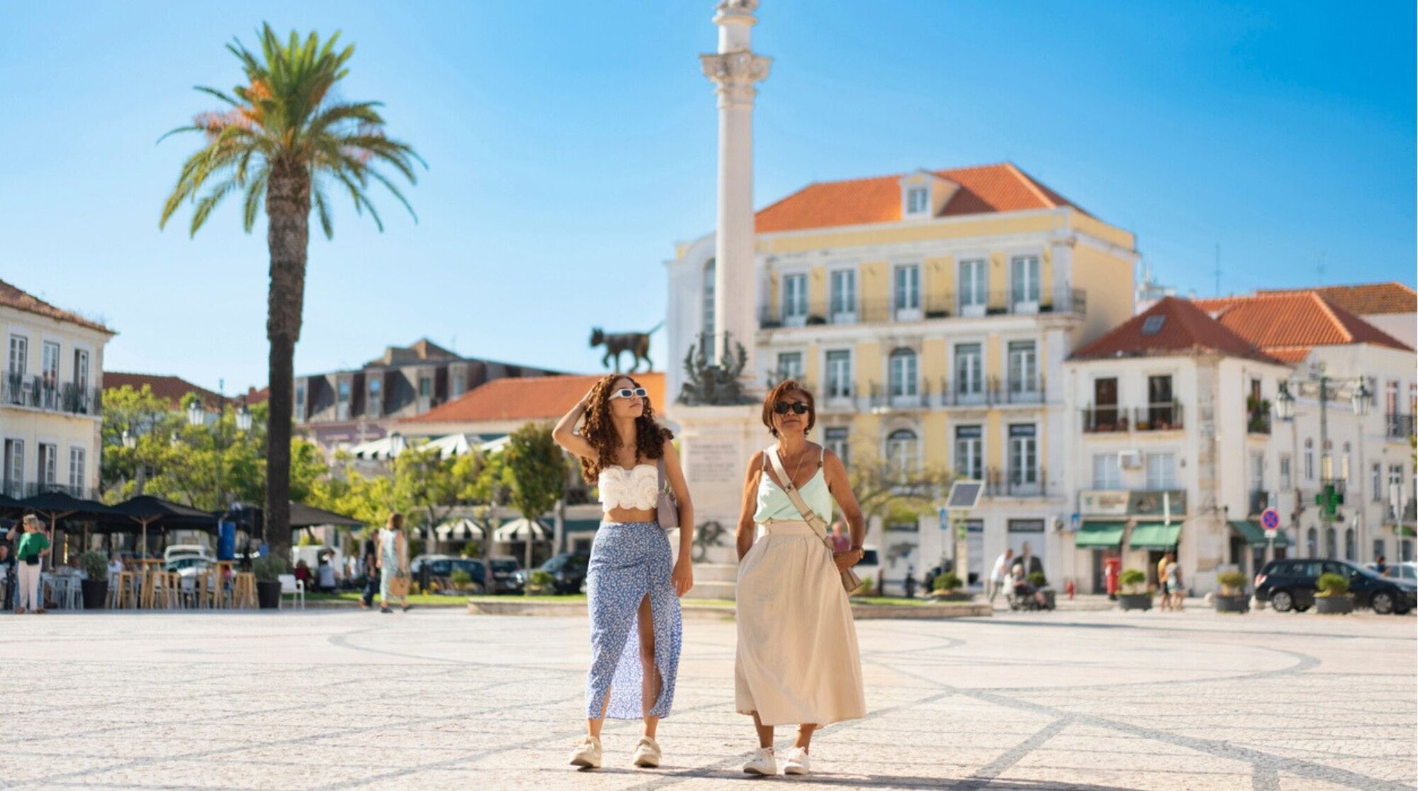 Mãe e filha turistas na praça de Bocage em Setúbal
