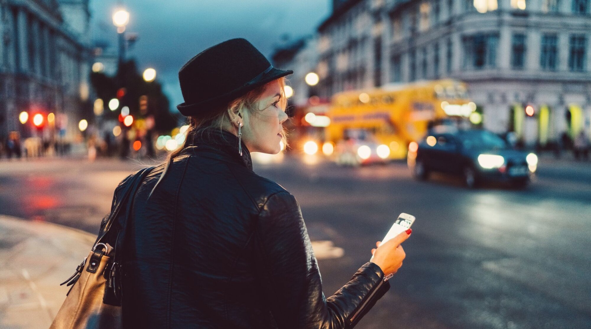 touriste francais utilisant son telephone au royaume uni
