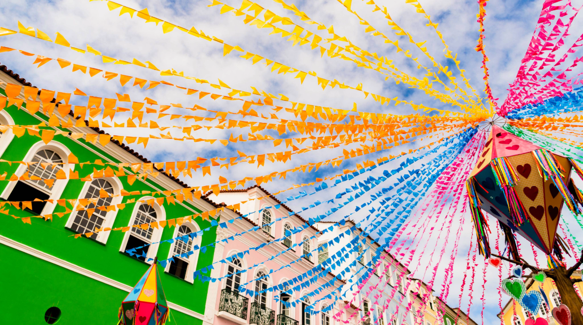 Bandeiras coloridas no céu.